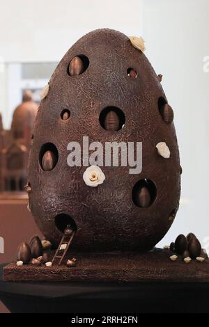 220609 -- BRUXELLES, le 9 juin 2022 -- Une statue en chocolat est vue dans le Belgian Chocolate Village à Bruxelles, Belgique, le 9 juin 2022. Le Belgian Chocolate Village est un musée qui met en valeur les connaissances, l'histoire et la culture liées au chocolat. BELGIQUE-BRUXELLES-MUSÉE DU CHOCOLAT ZhengxHuansong PUBLICATIONxNOTxINxCHN Banque D'Images