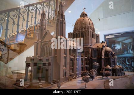 220609 -- BRUXELLES, le 9 juin 2022 -- Une statue en chocolat est vue dans le Belgian Chocolate Village à Bruxelles, Belgique, le 9 juin 2022. Le Belgian Chocolate Village est un musée qui met en valeur les connaissances, l'histoire et la culture liées au chocolat. BELGIQUE-BRUXELLES-MUSÉE DU CHOCOLAT ZhengxHuansong PUBLICATIONxNOTxINxCHN Banque D'Images