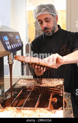 220609 -- BRUXELLES, le 9 juin 2022 -- un membre du personnel montre la fabrication du chocolat au Belgian Chocolate Village à Bruxelles, Belgique, le 9 juin 2022. Le Belgian Chocolate Village est un musée qui met en valeur les connaissances, l'histoire et la culture liées au chocolat. BELGIQUE-BRUXELLES-MUSÉE DU CHOCOLAT ZhengxHuansong PUBLICATIONxNOTxINxCHN Banque D'Images