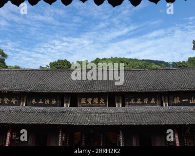 220609 -- CHENGDU, le 9 juin 2022 -- une photo aérienne prise le 7 juin 2022 montre la vue intérieure d'un temple du mont Emei dans la province du Sichuan du sud-ouest de la Chine. Le mont Emei, situé dans la province du Sichuan au sud-ouest de la Chine, est une région d'une beauté spectaculaire, remarquable pour sa montagne élevée et sa végétation luxuriante. Il est également d'une grande importance spirituelle et culturelle, dans laquelle il y a des sites archéologiques, une architecture importante, des tombes, des espaces rituels, et des collections d'objets culturels, y compris des sculptures, des inscriptions sur pierre, de la calligraphie, et des peintures, entre autres arts traditionnels Mont Emei Banque D'Images