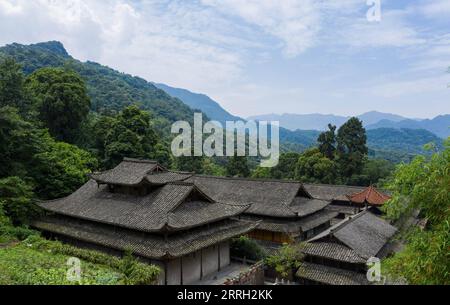 220609 -- CHENGDU, le 9 juin 2022 -- une photo aérienne prise le 7 juin 2022 montre le paysage du mont Emei dans la province du Sichuan au sud-ouest de la Chine. Le mont Emei, situé dans la province du Sichuan au sud-ouest de la Chine, est une région d'une beauté spectaculaire, remarquable pour sa montagne élevée et sa végétation luxuriante. Il est également d'une grande importance spirituelle et culturelle, dans laquelle il y a des sites archéologiques, une architecture importante, des tombes, des espaces rituels, et des collections d'objets culturels, y compris des sculptures, des inscriptions sur pierre, de la calligraphie, et des peintures, entre autres arts traditionnels Le mont Emei est connu sous le nom de One O. Banque D'Images