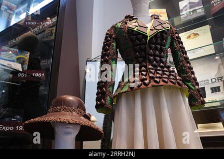 220609 -- BRUXELLES, le 9 juin 2022 -- Un chapeau et une veste en chocolat sont exposés au Belgian Chocolate Village à Bruxelles, Belgique, le 9 juin 2022. Le Belgian Chocolate Village est un musée qui met en valeur les connaissances, l'histoire et la culture liées au chocolat. BELGIQUE-BRUXELLES-MUSÉE DU CHOCOLAT ZhengxHuansong PUBLICATIONxNOTxINxCHN Banque D'Images