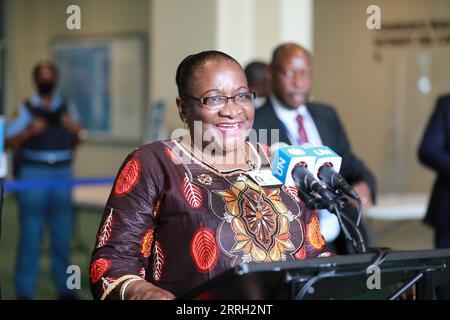 220609 -- NATIONS UNIES, le 9 juin 2022 -- Veronica Macamo, ministre mozambicaine des Affaires étrangères et de la coopération, informe les journalistes après que le Mozambique a été élu membre non permanent du Conseil de sécurité des Nations Unies au siège de l'ONU à New York, le 9 juin 2022. L’Équateur, le Japon, Malte, le Mozambique et la Suisse ont été élus membres non permanents du Conseil de sécurité de l’ONU jeudi pour un mandat de deux ans. ONU-CONSEIL DE SÉCURITÉ-MEMBRES NON PERMANENTS-ÉLECTION XIEXE PUBLICATIONXNOTXINXCHN Banque D'Images