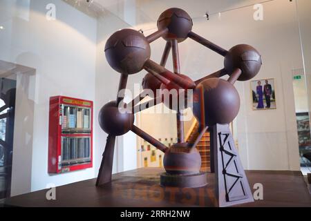 220609 -- BRUXELLES, le 9 juin 2022 -- Une statue en chocolat est vue dans le Belgian Chocolate Village à Bruxelles, Belgique, le 9 juin 2022. Le Belgian Chocolate Village est un musée qui met en valeur les connaissances, l'histoire et la culture liées au chocolat. BELGIQUE-BRUXELLES-MUSÉE DU CHOCOLAT ZhengxHuansong PUBLICATIONxNOTxINxCHN Banque D'Images