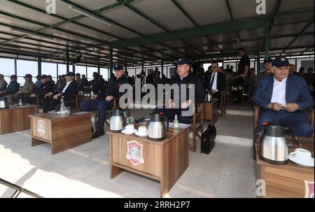 220609 -- IZMIR, le 9 juin 2022 -- le président turc Recep Tayyip Erdogan 3rd R, front observe un exercice militaire à Izmir, en Turquie, le 9 juin 2022. Le président turc Recep Tayyip Erdogan a observé jeudi le dernier jour d un exercice militaire conjoint de grande envergure dans la province d Izmir, à l ouest de la Turquie. TURQUIE-IZMIR-ERDOGAN-EXERCICE MILITAIRE XinxHua PUBLICATIONxNOTxINxCHN Banque D'Images