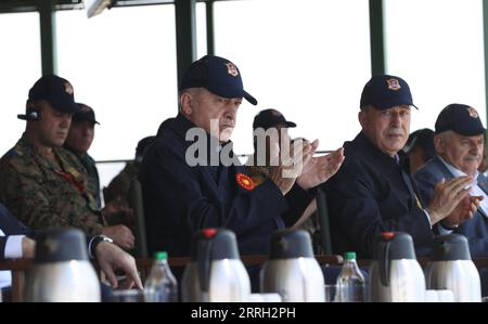 220609 -- IZMIR, le 9 juin 2022 -- le président turc Recep Tayyip Erdogan L observe un exercice militaire à Izmir, en Turquie, le 9 juin 2022. Le président turc Recep Tayyip Erdogan a observé jeudi le dernier jour d un exercice militaire conjoint de grande envergure dans la province d Izmir, à l ouest de la Turquie. TURQUIE-IZMIR-ERDOGAN-EXERCICE MILITAIRE XinxHua PUBLICATIONxNOTxINxCHN Banque D'Images