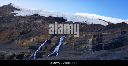 220610 -- LHASSA, 10 juin 2022 -- une photo aérienne prise le 3 juin 2022 montre le glacier Karuola, dans la région autonome du Tibet du sud-ouest de la Chine. La région autonome du Tibet du sud-ouest de la Chine reste l'une des meilleures zones environnementales au monde, avec une biodiversité et des écosystèmes locaux restés stables en 2021, selon un rapport publié le 2 juin 2022. InTibetchina-TIBET-ENVIRONMENT CN ShenxHongbing PUBLICATIONxNOTxINxCHN Banque D'Images