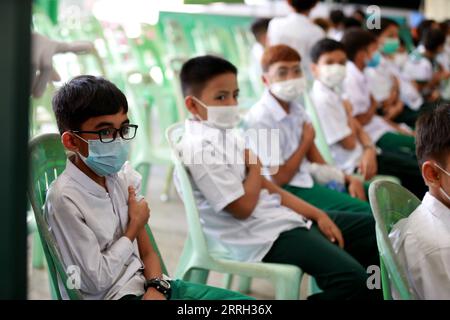 220610 -- YANGON, le 10 juin 2022 -- des élèves se reposent après avoir reçu des vaccins contre le COVID-19 dans une école de Yangon, Myanmar, le 10 juin 2022. Le Myanmar administre des vaccins contre le COVID-19 aux enfants âgés de cinq à 12 ans dans les écoles d’éducation de base à travers le pays depuis juin 2, a rapporté vendredi la chaîne de télévision publique MRTV. MYANMAR-YANGON-COVID-19-VACCIN-ENFANTS UxAung PUBLICATIONxNOTxINxCHN Banque D'Images