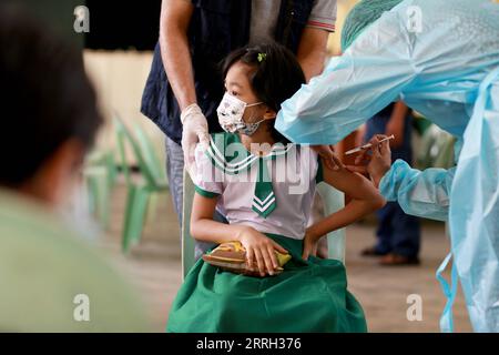 220610 -- YANGON, le 10 juin 2022 -- Un étudiant reçoit une dose de vaccin contre le COVID-19 dans une école de Yangon, Myanmar, le 10 juin 2022. Le Myanmar administre des vaccins contre le COVID-19 aux enfants âgés de cinq à 12 ans dans les écoles d’éducation de base à travers le pays depuis juin 2, a rapporté vendredi la chaîne de télévision publique MRTV. MYANMAR-YANGON-COVID-19-VACCIN-ENFANTS UxAung PUBLICATIONxNOTxINxCHN Banque D'Images