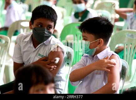 220610 -- YANGON, le 10 juin 2022 -- des élèves se reposent après avoir reçu des vaccins contre le COVID-19 dans une école de Yangon, Myanmar, le 10 juin 2022. Le Myanmar administre des vaccins contre le COVID-19 aux enfants âgés de cinq à 12 ans dans les écoles d’éducation de base à travers le pays depuis juin 2, a rapporté vendredi la chaîne de télévision publique MRTV. MYANMAR-YANGON-COVID-19-VACCIN-ENFANTS UxAung PUBLICATIONxNOTxINxCHN Banque D'Images