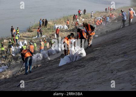 220610 -- BAGDAD, le 10 juin 2022 -- des volontaires nettoient la rive du Tigre lors d'une campagne pour la préservation de l'environnement à Bagdad, en Irak, le 10 juin 2022. CAMPAGNE DE NETTOYAGE IRAK-BAGDAD KhalilxDawood PUBLICATIONxNOTxINxCHN Banque D'Images