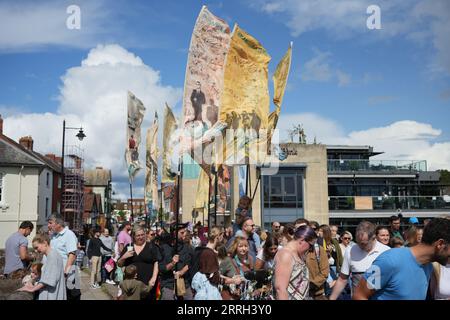 Les gens qui participent à la parade du Carnaval de Hereford Street. Hereford, Royaume-Uni, Banque D'Images