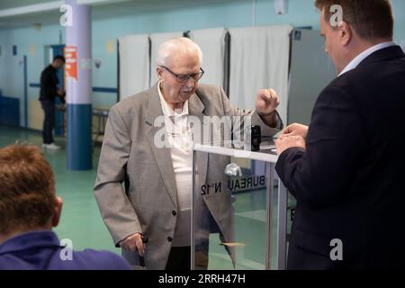 220612 -- HENIN-BEAUMONT, le 12 juin 2022 -- un résident jette son bulletin de vote dans un bureau de vote de Henin-Beaumont, France, le 12 juin 2022. Le premier tour des élections législatives françaises de 2022 a débuté dimanche en France métropolitaine, la région du pays géographiquement en Europe pour que les électeurs élisent 577 membres de l'Assemblée nationale. Photo de /Xinhua FRANCE-ELECTIONS LÉGISLATIVES-1e TOUR SebastienxCourdji PUBLICATIONxNOTxINxCHN Banque D'Images