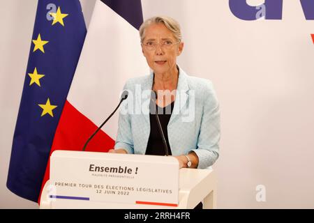 220613 -- PARIS, le 13 juin 2022 -- la première ministre française Elisabeth borne s'entretient avec la presse après les résultats du premier tour des élections législatives françaises, au siège de l'Alliance centriste du président français ensemble, à Paris, France, le 12 juin 2022. Le premier tour des élections législatives françaises de 2022 a débuté dimanche en France métropolitaine, la région du pays géographiquement en Europe pour que les électeurs élisent 577 membres de l'Assemblée nationale. Photo de /Xinhua FRANCE-ELECTIONS LÉGISLATIVES-1e TOUR RitxHeise PUBLICATIONxNOTxINxCHN Banque D'Images