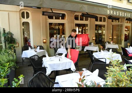 220615 -- LUXEMBOURG, le 15 juin 2022 -- Un serveur organise une place dans un restaurant de Luxembourg, Luxembourg, le 14 juin 2022. LUXEMBOURG-LUXEMBOURG VILLE-PAYSAGE RenxPengfei PUBLICATIONxNOTxINxCHN Banque D'Images