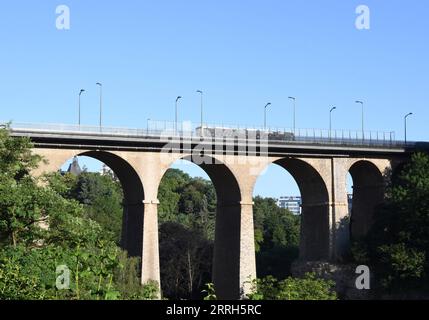 220615 -- LUXEMBOURG, le 15 juin 2022 -- Un bus passe sur un pont à Luxembourg, Luxembourg, le 14 juin 2022. LUXEMBOURG-LUXEMBOURG VILLE-PAYSAGE RenxPengfei PUBLICATIONxNOTxINxCHN Banque D'Images