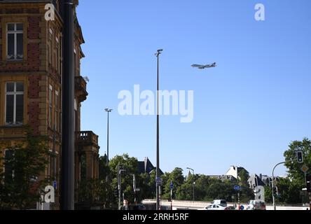 220615 -- LUXEMBOURG, le 15 juin 2022 -- Un avion survole Luxembourg, Luxembourg, le 14 juin 2022. LUXEMBOURG-LUXEMBOURG VILLE-PAYSAGE RenxPengfei PUBLICATIONxNOTxINxCHN Banque D'Images