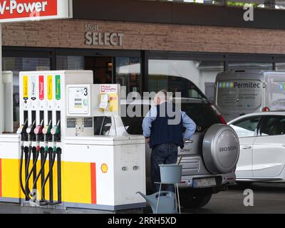 220511 -- BERLIN, le 11 mai 2022 -- Un homme fait le plein d'essence dans une station-service à Berlin, capitale de l'Allemagne, le 11 mai 2022. Le taux d inflation allemand en avril a augmenté à 7,4 pour cent dans un contexte de flambée des prix de l énergie, selon des chiffres confirmés publiés mercredi par l Office fédéral de la statistique Destatis. Photo de /Xinhua ALLEMAGNE-BERLIN-TAUX D'INFLATION StefanxZeitz PUBLICATIONxNOTxINxCHN Banque D'Images