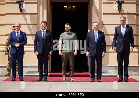 220617 -- KIEV, le 17 juin 2022 -- le président ukrainien Volodymyr Zelensky C accueille le président français Emmanuel Macron 2e L, le chancelier allemand OLAF Scholz 1e L, le premier ministre italien Mario Draghi 2e R et le président roumain Klaus Iohannis à Kiev, capitale de l'Ukraine, le 16 juin 2022. Le président ukrainien Volodymyr Zelensky a rencontré jeudi à Kiev les dirigeants de la France, de l'Allemagne, de l'Italie et de la Roumanie pour discuter des perspectives d'adhésion de son pays à l'Union européenne et du conflit russo-ukrainien, a rapporté le service de presse présidentiel. /Document via Xinhua UKRAINE-KIEV-ZELENSKY-EUROPEAN LEADERS-MEETIN Banque D'Images