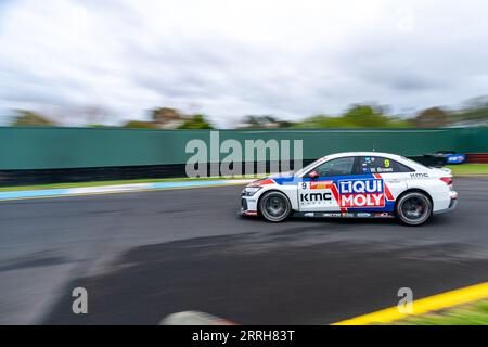 Sandown Park, Australie. 8 septembre 2023. Will Brown accélère sa voiture MPC Team LIQUI MOLY Audi RS3 LMS TCR hors du virage 4 et en bas de la ligne droite arrière. Crédit : James Forrester/Alamy Live News Banque D'Images