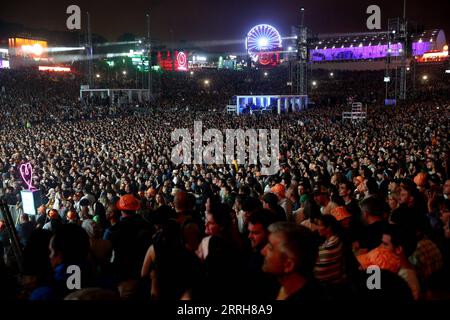 220619 -- LISBONNE, le 19 juin 2022 -- les festivaliers assistent au Rock in Rio Lisboa 2022 à Lisbonne, Portugal, le 18 juin 2022. Photo de /Xinhua PORTUGAL-LISBON-ROCK DANS RIO PedroxFiuza PUBLICATIONxNOTxINxCHN Banque D'Images