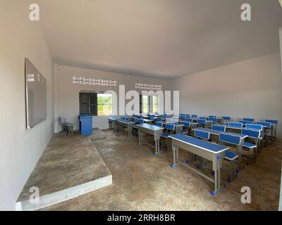 220619 -- ODDAR MEANCHEY, le 19 juin 2022 -- une photo prise le 18 juin 2022 montre une salle de classe d'un bâtiment scolaire financé par la Chine dans l'école primaire Techo Santepheap dans la province d'Oddar Meanchey, au Cambodge. Un bâtiment scolaire financé par la Chine a été inauguré samedi dans une zone reculée ici dans le nord-ouest du Cambodge, donnant l'espoir d'une meilleure éducation aux enfants de cette zone rurale, ont déclaré les responsables. Offert par l'ONG chinoise Cambodia International Charity Organization CICO, le bâtiment de six salles de classe, avec un bureau, 10 toilettes et un puits de pompage, est situé dans l'école primaire Techo Santepheap i Banque D'Images