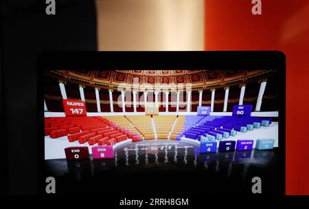 220620 -- PARIS, le 20 juin 2022 -- Un écran affichant les résultats préliminaires du second tour des élections législatives françaises est photographié à Paris, France, le 20 juin 2022. L Alliance centriste du président Emmanuel Macron ensemble dirige les élections législatives françaises sans remporter la majorité absolue à la nouvelle Assemblée nationale, a rapporté dimanche la chaîne d information française BFMTV. FRANCE-PARIS-ELECTIONS LÉGISLATIVES-2E TOUR-RESULTATS GAOXJING PUBLICATIONXNOTXINXCHN Banque D'Images