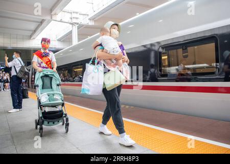 220620 -- CHONGQING, le 20 juin 2022 -- Un passager se prépare à monter à bord du train G52 dans la municipalité de Chongqing, dans le sud-ouest de la Chine, le 20 juin 2022. Avec une longueur totale de 1 068 km, le chemin de fer à grande vitesse Zhengzhou-Chongqing est entré en service lundi. Grâce à la ligne, le temps de trajet de Chongqing à Zhengzhou peut être raccourci d'environ 8 heures à 4 heures 23 minutes à la vitesse maximale, tandis que le temps le plus court de Chongqing à Pékin sera réduit de plus de 20 heures à moins de 7 heures. CHINE-CHONGQING-ZHENGZHOU-CHEMIN DE FER-PLEINE OPÉRATION CN TANGXYI PUBLICATIONXNOTXINXCHN Banque D'Images