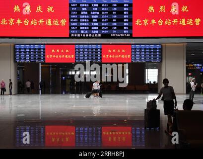 220620 -- BEIJING, le 20 juin 2022 -- le hall d'attente de la gare de Beijing Fengtai est photographié à Beijing, capitale de la Chine, le 20 juin 2022. Le plus grand hub ferroviaire de voyageurs en Asie a été mis en service lundi à Pékin alors qu une reconstruction de quatre ans insuffle une nouvelle vie à la plus ancienne gare ferroviaire de la capitale chinoise. Avec une surface brute de près de 400 000 mètres carrés, ou 56 terrains de football standard, la gare de Beijing Fengtai dispose de 32 voies ferrées et de 32 quais et peut accueillir un maximum de 14 000 passagers par heure. CHINA-BEIJING-FENGTAI GARE-OPERATIO Banque D'Images