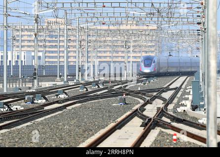 220620 -- PÉKIN, le 20 juin 2022 -- le train G601 part de la gare de Beijing Fengtai à Pékin, capitale de la Chine, le 20 juin 2022. Le plus grand hub ferroviaire de voyageurs en Asie a été mis en service lundi à Pékin alors qu une reconstruction de quatre ans insuffle une nouvelle vie à la plus ancienne gare ferroviaire de la capitale chinoise. Avec une surface brute de près de 400 000 mètres carrés, ou 56 terrains de football standard, la gare de Beijing Fengtai dispose de 32 voies ferrées et de 32 quais et peut accueillir un maximum de 14 000 passagers par heure. CHINE-BEIJING-FENGTAI GARE-EXPLOITATION CN ZHA Banque D'Images