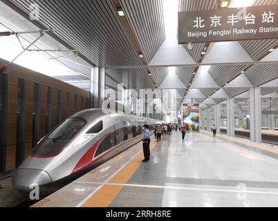 220620 -- PÉKIN, le 20 juin 2022 -- le train G601 part de la gare de Beijing Fengtai à Pékin, capitale de la Chine, le 20 juin 2022. Le plus grand hub ferroviaire de voyageurs en Asie a été mis en service lundi à Pékin alors qu une reconstruction de quatre ans insuffle une nouvelle vie à la plus ancienne gare ferroviaire de la capitale chinoise. Avec une surface brute de près de 400 000 mètres carrés, ou 56 terrains de football standard, la gare de Beijing Fengtai dispose de 32 voies ferrées et de 32 quais et peut accueillir un maximum de 14 000 passagers par heure. CHINE-BEIJING-FENGTAI GARE-EXPLOITATION CN ZHA Banque D'Images