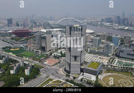 220620 -- PÉKIN, le 20 juin 2022 -- une photo aérienne prise le 17 juin 2022 montre le bâtiment du siège de la New Development Bank NDB, également connue sous le nom de banque BRICS, à Shanghai, dans l est de la Chine. Xinhua Headlines : le partenariat BRICS est solide face aux défis mondiaux FangxZhe PUBLICATIONxNOTxINxCHN Banque D'Images