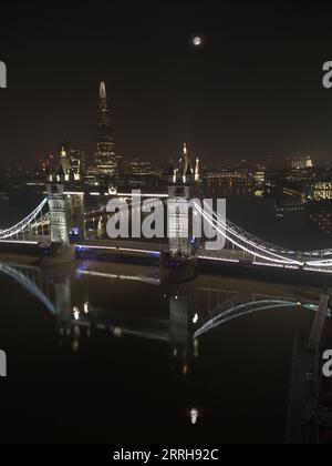 Une vue aérienne du Tower Bridge de Londres la nuit avec la cathédrale Saint-Paul et le Shard en arrière-plan Banque D'Images