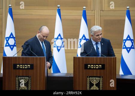 220620 -- JÉRUSALEM, le 20 juin 2022 -- le Premier ministre israélien Naftali Bennett L et le Premier ministre suppléant Yair Lapid font une déclaration conjointe à la presse à Jérusalem, le 20 juin 2022. Le fragile gouvernement de coalition israélien votera pour dissoudre le Parlement la semaine prochaine, a annoncé lundi le Bureau du Premier ministre israélien, envoyant le pays aux cinquièmes élections en trois ans. Via Xinhua MIDEAST-JÉRUSALEM-ISRAËL-NOUVELLES ÉLECTIONS JINI PUBLICATIONxNOTxINxCHN Banque D'Images
