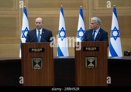 220620 -- JÉRUSALEM, le 20 juin 2022 -- le Premier ministre israélien Naftali Bennett L et le Premier ministre suppléant Yair Lapid font une déclaration conjointe à la presse à Jérusalem, le 20 juin 2022. Le fragile gouvernement de coalition israélien votera pour dissoudre le Parlement la semaine prochaine, a annoncé lundi le Bureau du Premier ministre israélien, envoyant le pays aux cinquièmes élections en trois ans. Via Xinhua MIDEAST-JÉRUSALEM-ISRAËL-NOUVELLES ÉLECTIONS JINI PUBLICATIONxNOTxINxCHN Banque D'Images