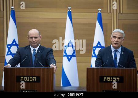 Actualités Themen der Woche KW25 Actualités Bilder des Tages 220620 -- JÉRUSALEM, le 20 juin 2022 -- le Premier ministre israélien Naftali Bennett L et le Premier ministre suppléant Yair Lapid font une déclaration conjointe à la presse à Jérusalem, le 20 juin 2022. Le fragile gouvernement de coalition israélien votera pour dissoudre le Parlement la semaine prochaine, a annoncé lundi le Bureau du Premier ministre israélien, envoyant le pays aux cinquièmes élections en trois ans. Via Xinhua MIDEAST-JÉRUSALEM-ISRAËL-NOUVELLES ÉLECTIONS JINI PUBLICATIONxNOTxINxCHN Banque D'Images