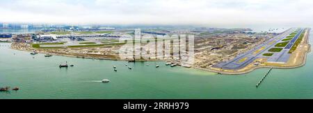 220621 -- HONG KONG, le 21 juin 2022 -- une photo aérienne prise le 14 mai 2022 montre la troisième piste à Hong Kong dans le sud de la Chine. Cette année marque le 25e anniversaire du retour de Hong Kong à la mère patrie. /Document via Xinhua HKSAR 25CHINA-HONG KONG-CONSTRUCTIONS MAJEURES-VUE AÉRIENNE CN HongxKongxInternationalxAirport PUBLICATIONxNOTxINxCHN Banque D'Images