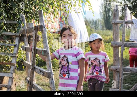 Deux jeunes Kyrgyz devant leur maison, Chon Kemin, Kirghizistan Banque D'Images