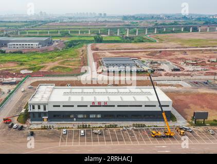 220623 -- CHONGQING, le 23 juin 2022 -- une photo aérienne prise le 21 juin 2022 montre la zone bondée complète de Chongqing Yongchuan en construction dans la municipalité de Chongqing du sud-ouest de la Chine. La création de la zone franche globale de Yongchuan a été approuvée par le Conseil d'État le 2021 juillet, devenant la 6e zone de ce type à Chongqing. Le projet a une superficie de 1,11 kilomètres carrés et couvre plusieurs services de commerce sous douane. CHINA-CHONGQING-YONGCHUAN-COMPREHENSIVE BONDED ZONE-CONSTRUCTION CN WANGXQUANCHAO PUBLICATIONXNOTXINXCHN Banque D'Images