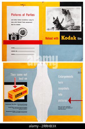 Le recto et le verso d'un dossier photo Kodak de la fin des années 1950/début des années 1960 contenant des publicités pour des appareils flash Kodak et des films Kodak (Verichrome Pan Banque D'Images