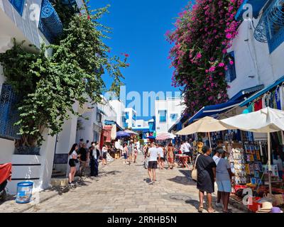 Sidi Bou Said, Carthage, Tunisie - 27 août 2022 : des gens marchent dans le centre-ville. La ville est une attraction touristique et est connue pour son étendue Banque D'Images