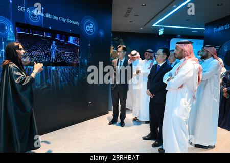 220624 -- RIYAD, le 24 juin 2022 -- l'ambassadeur de Chine en Arabie saoudite Chen Weiqing 2nd R, front et le PDG de la Commission spatiale saoudienne Mohammed Altamimi 1st R, visitent le centre d'expérience technologique Huawei à Riyad, Arabie saoudite, le 22 juin 2022. Le géant chinois des télécommunications Huawei a ouvert son plus grand centre d'expérience technologique en dehors de la Chine dans la capitale saoudienne de Riyad. Le centre, qui couvre 1 500 mètres carrés, présente des technologies de pointe telles que la conduite autonome, l'impression 3D et le contrôle de robots Brainwave, entre autres innovations. Il sera ouvert au public et accueillera un estim Banque D'Images