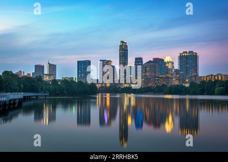 Austin, Texas, USA Skyline du centre-ville sur le fleuve Colorado à l'aube. Banque D'Images