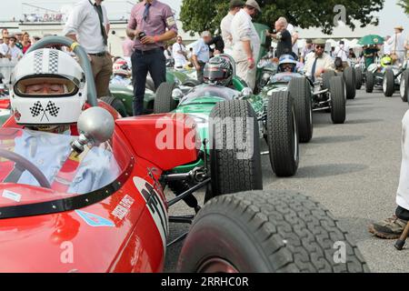 Goodwood, West Sussex, Royaume-Uni. 8 septembre 2023. Pratique préalable de la méditation au Goodwood Revival à Goodwood, West Sussex, Royaume-Uni. © Malcolm Greig/Alamy Live News Banque D'Images