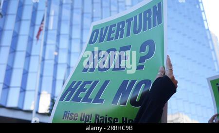 220625 -- LOS ANGELES, le 25 juin 2022 -- Un manifestant tient une pancarte devant le palais de justice fédéral dans le centre-ville de Los Angeles, Californie, États-Unis, le 24 juin 2022. Vendredi, la Cour suprême des États-Unis a renversé Roe v. Wade, une décision historique qui a établi un droit constitutionnel à l'avortement dans le pays il y a près d'un demi-siècle. Photo de /Xinhua U.S.-LOS ANGELES-COUR SUPRÊME-DROIT À L'AVORTEMENT-PROTESTATION ZengxHui PUBLICATIONxNOTxINxCHN Banque D'Images