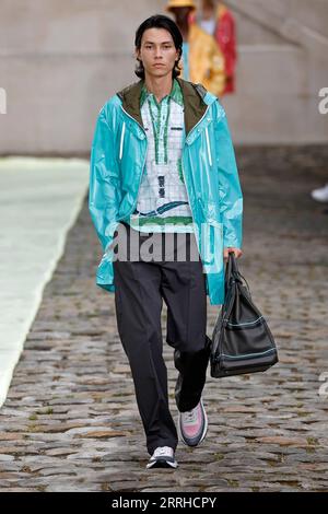 220625 -- PARIS, le 25 juin 2022 -- Un mannequin présente une création de la collection Printemps/été 2023 d Hermès lors de la Fashion week masculine à Paris, France, le 25 juin 2022. Photo de /Xinhua FRANCE-PARIS-MEN S FASHION WEEK-HERMES PieroxBiasion PUBLICATIONxNOTxINxCHN Banque D'Images