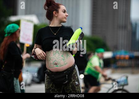 220626 -- CHICAGO, le 26 juin 2022 -- Une femme enceinte prend part à une manifestation dans le centre-ville de Chicago, aux États-Unis, le 25 juin 2022. Alors que la Cour suprême des États-Unis a renversé Roe v. Wade, une décision historique de 1973 qui a établi un droit constitutionnel à l’avortement, une vague de protestations et d’indignation balaye le pays. Photo de /Xinhua U.S.-CHICAGO-DROIT À L'AVORTEMENT-PROTESTATION VincentxD.xJohnson PUBLICATIONxNOTxINxCHN Banque D'Images