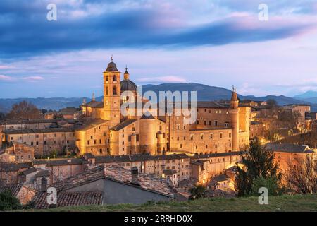 Urbino, Italie ville fortifiée médiévale dans la région des Marches au crépuscule. Banque D'Images