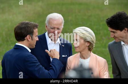 220626 -- ELMAU, 26 juin 2022 -- de gauche à droite, le président français Emmanuel Macron, le président américain Joe Biden, la présidente de la Commission européenne Ursula von der Leyen et le premier ministre canadien Justin Trudeau sont photographiés lors du Sommet du G7 du Groupe des sept à Schloss Elmau, dans les Alpes bavaroises du sud de l Allemagne, le 26 juin 2022. Les dirigeants du G7 ont donné le coup d?envoi de leur sommet annuel de trois jours dimanche au Schloss Elmau, dans les Alpes bavaroises du sud de l?Allemagne, alors que les attentes et les protestations étaient moindres. ALLEMAGNE-SCHLOSS ELMAU-G7 SOMMET GuoxChen PUBLICATIONxNOTxINxCHN Banque D'Images