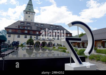 220626 -- ELMAU, 26 juin 2022 -- la photo prise le 26 juin 2022 montre le Schloss Elmau dans les Alpes bavaroises du sud de l Allemagne. Les dirigeants du G7 du Groupe des sept ont donné le coup d?envoi de leur sommet annuel de trois jours dimanche au Schloss Elmau, dans les Alpes bavaroises du sud de l?Allemagne, alors que les attentes et les protestations étaient moindres. ALLEMAGNE-SCHLOSS ELMAU-G7 SOMMET GuoxChen PUBLICATIONxNOTxINxCHN Banque D'Images